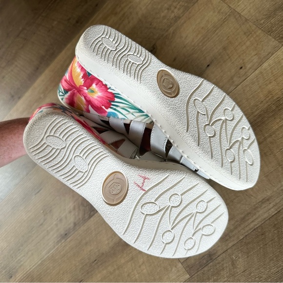 Born Piru Floral Wedge Sandals - Picture 8 of 11